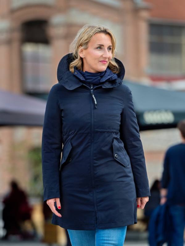 Estilo versátil del abrigo Kowari, mostrado en un look casual de día a día